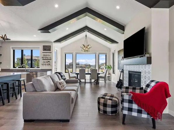 32 E Monterra Lndg, Rocky View County, AB T4C 0G8