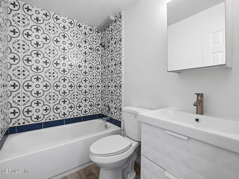 231 E 16th St #1 — Photo 13