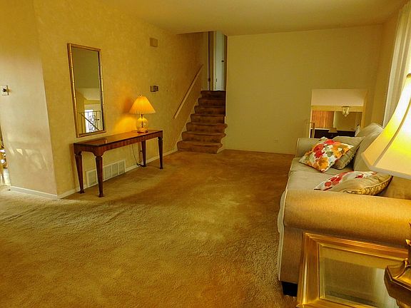 4th image of 913 Tamarack Dr
