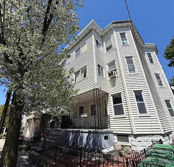 25 Hall St #2 — Photo 4