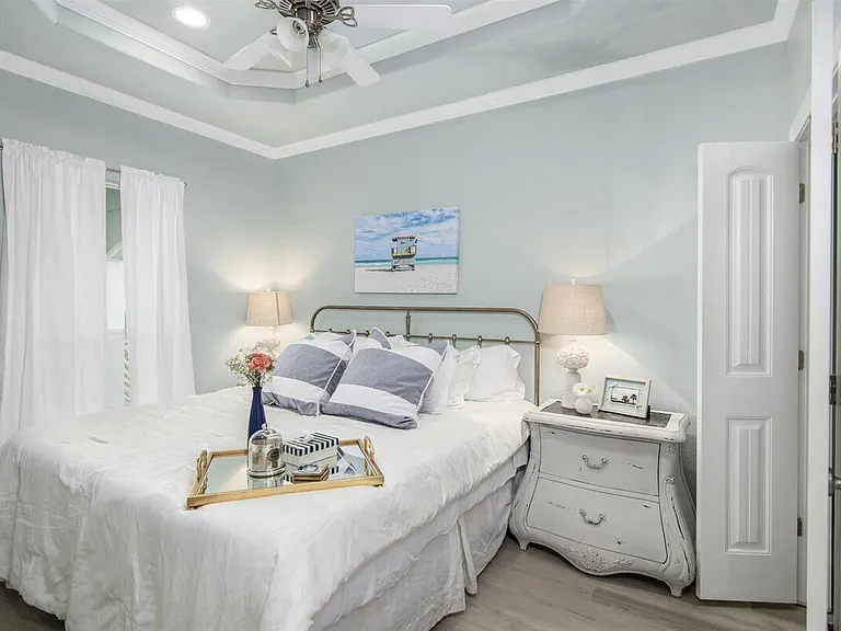 986 Bahama Dr — Photo 3