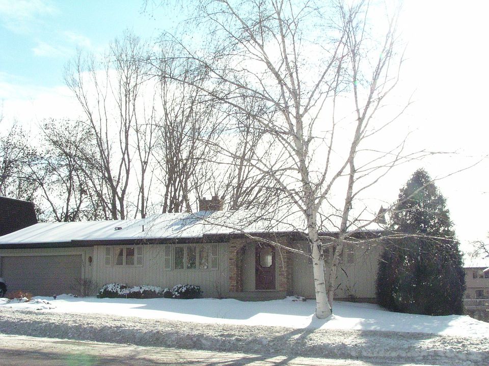 Spacious move-in ready home, mature neighborhood