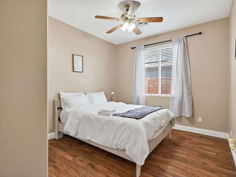 2433 W Ellis St — Photo 38