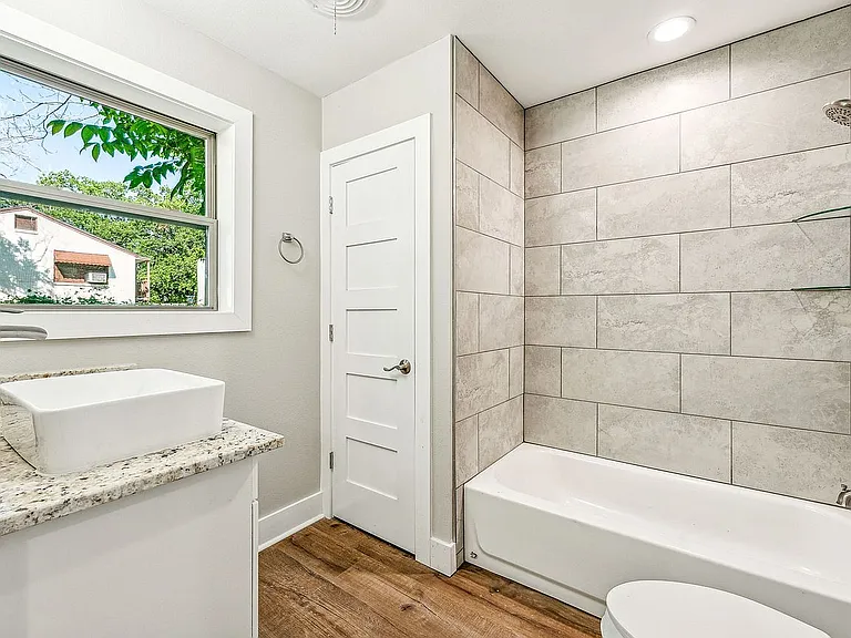 302 W Collins St — Photo 24