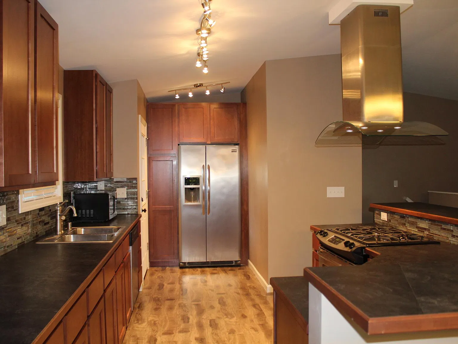 3 bed, 1.5 bath, 1400 sqft, $2,550 — Photo 2