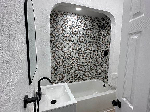 5th image of 611 N Kaweah St APT 3