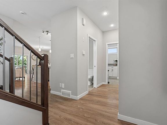 4th image of 409 S Devonia Way W