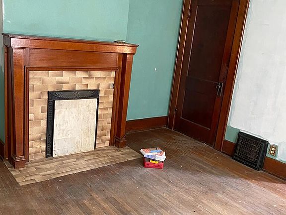 4th image of 1627 Linden Ave