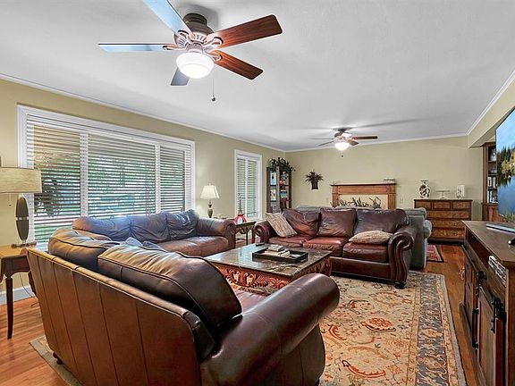 4th image of 1022 W Broadway Ave