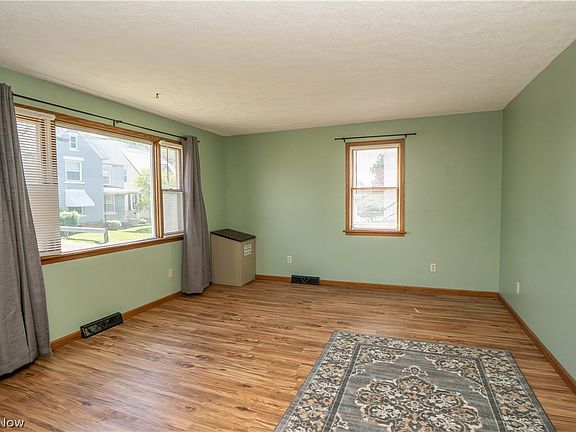 4th image of 215 8th St SW