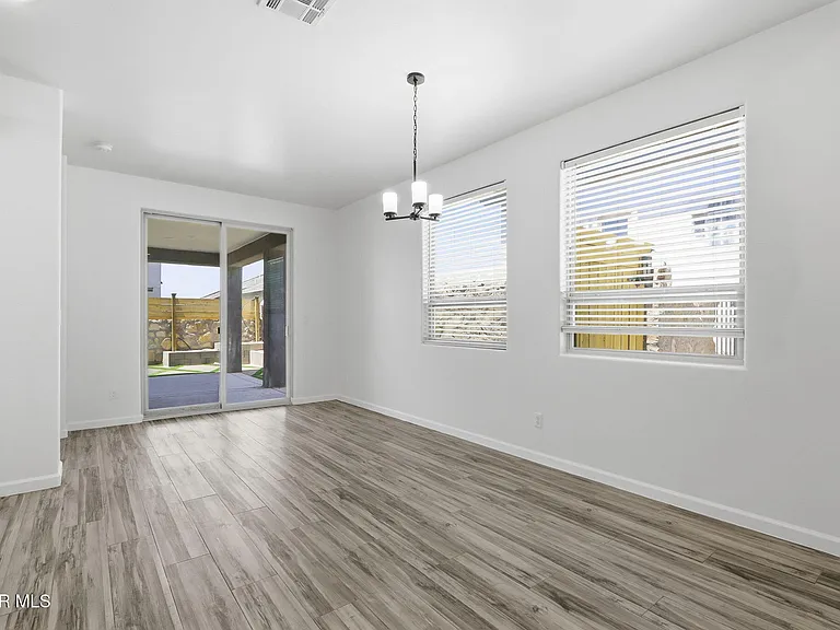 253 Farnborough St — Photo 16