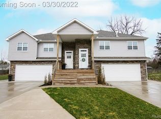 175 Whispering Pines Dr, Fenton, MI 48430