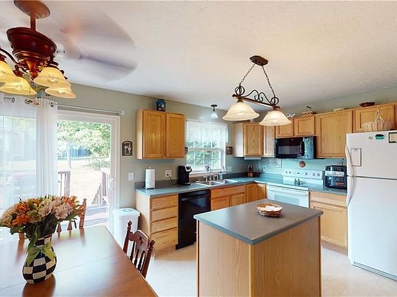 3rd image of 12 Butterfly Ln