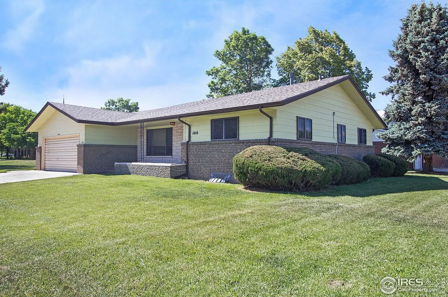 Spacious 4-Bedroom Ranch-Style Home in Windsor! — Photo 1