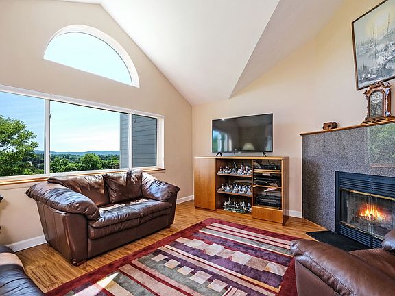 1504 Eagles Ridge Rd (5 of 29).jpg