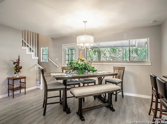 5th image of 218 Coronet St