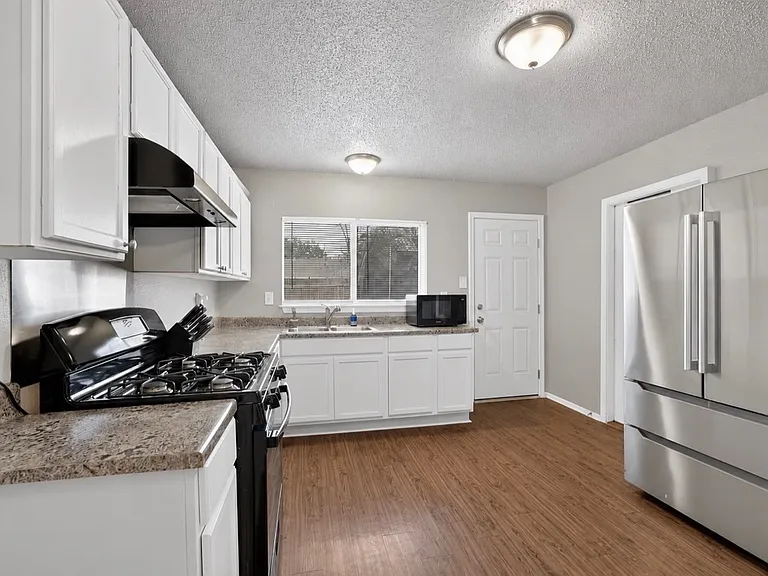 6715 Middle Oaks Dr — Photo 11