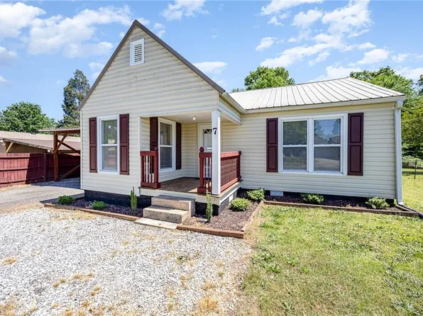 7 Forest Hill Rd, Lexington, NC 27295