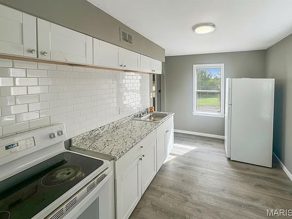 4th image of 4324 Beachwood Ave
