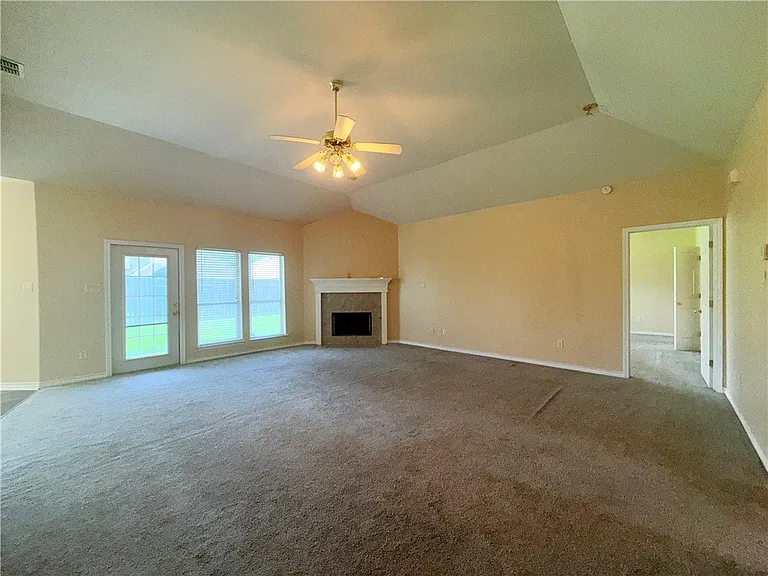 344 Wright Dr — Photo 2