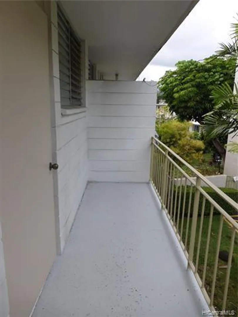 Centrally Located 1-Bedroom Walk-Up Apartment Minutes to Downtown & Queens Hospital — Photo 2