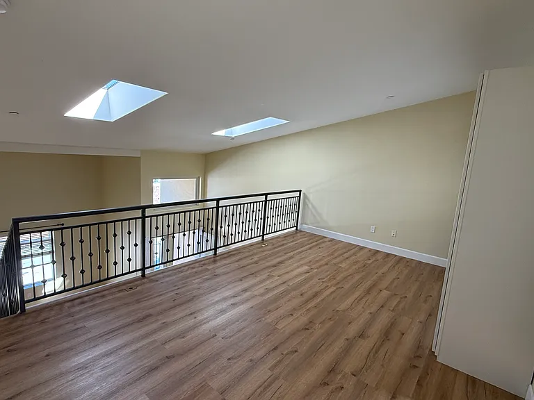 255 W 7th St #16 — Photo 17