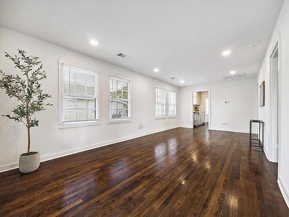 3rd image of 1907 Avenue N