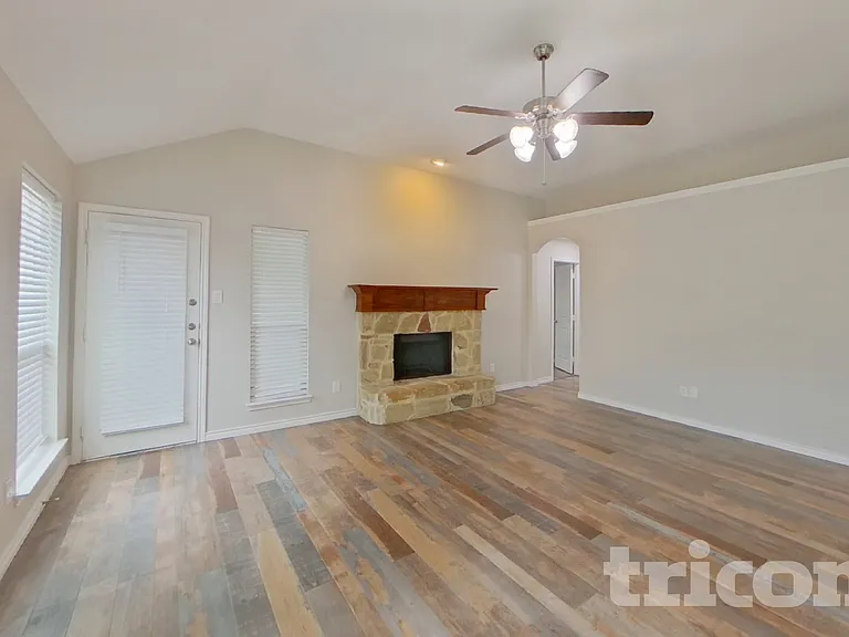 157 Spring Hollow Dr — Photo 2
