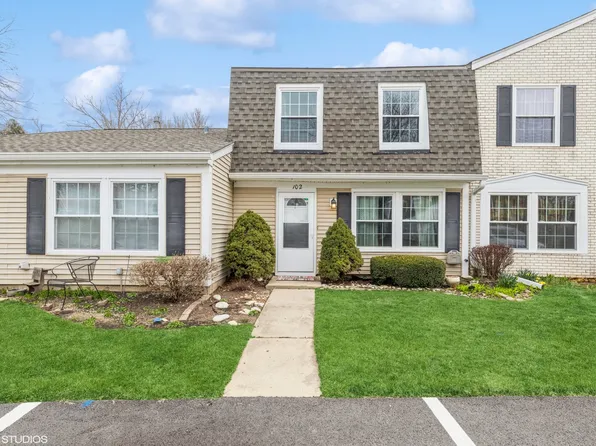 102 Bright Oaks Cir #102, Cary, IL 60013