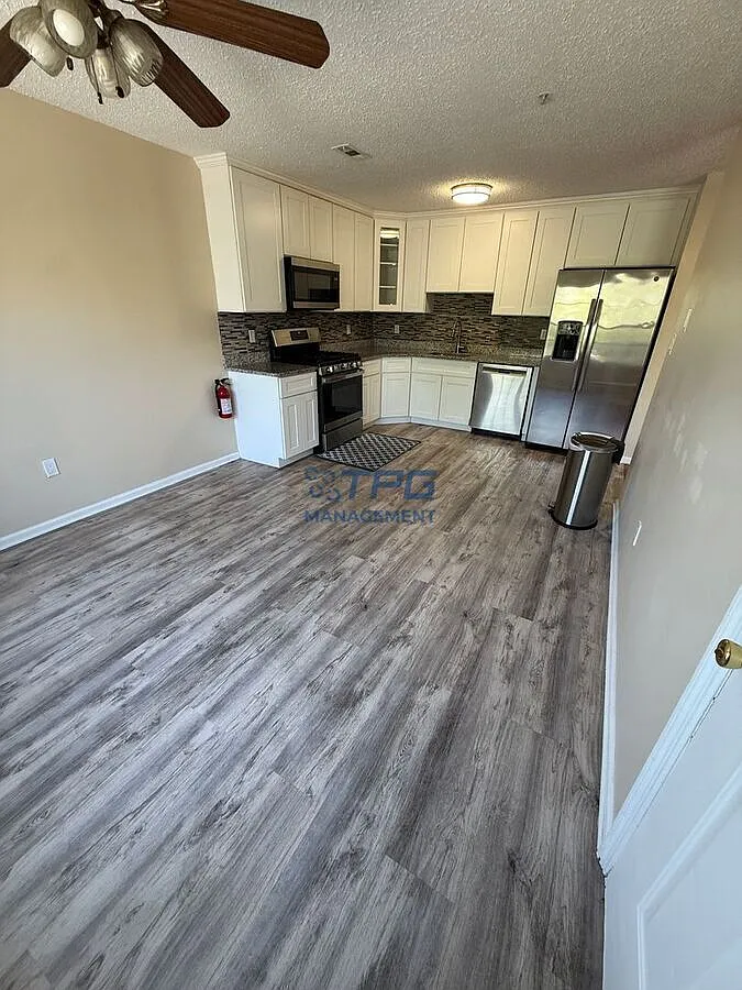 3 bed, 3.0 bath, 1587 sqft, $3,100 — Photo 2