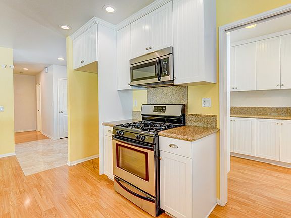 4th image of 7106 Encino Ave