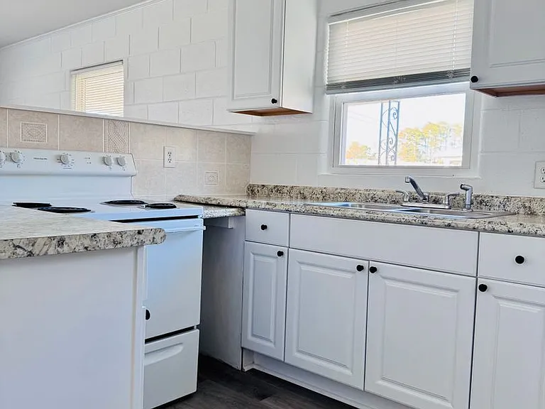 826 N Main St — Photo 7