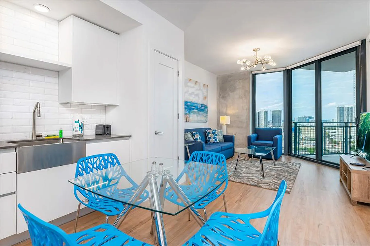 1 bed, 1.0 bath, 871 sqft, $7,461 — Photo 2