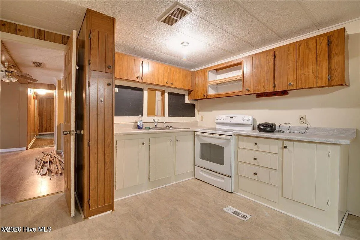 9 bed, 3.0 bath, 3040 sqft, $2,500 — Photo 3