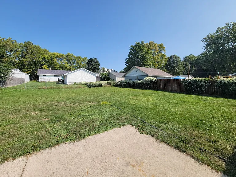 404 E Poplar St — Photo 13