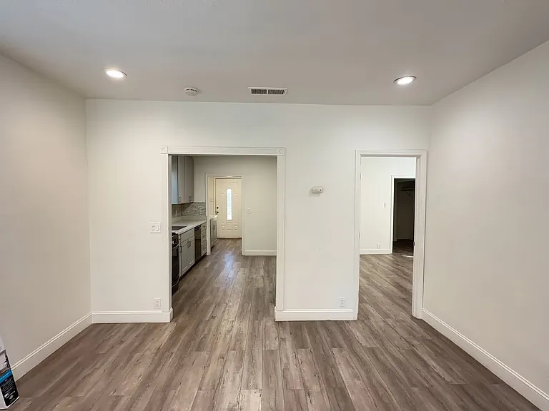 810 E Olive Ave — Photo 2