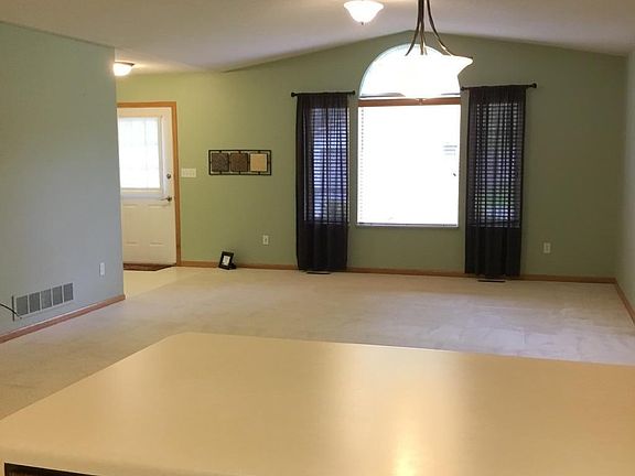 5th image of 12 Carriage Ln