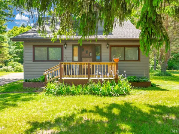 4207 Pine Grove Ave, Fort Gratiot, MI 48059