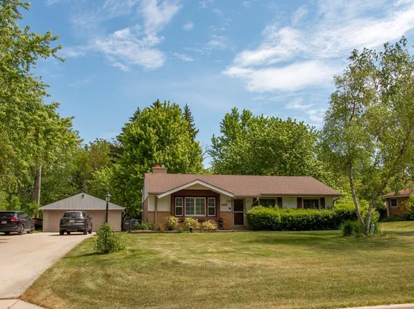 5070 South Brookdale DRIVE, Greenfield, WI 53228