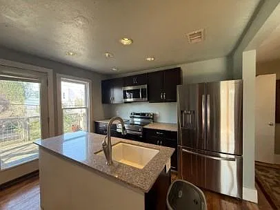 2 bed, 1.0 bath, 940 sqft, $1,945 — Photo 3