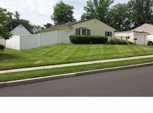 35 Thinbark Ln, Levittown, PA 19054