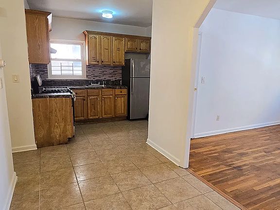 4th image of 2531 Cruger Ave #2