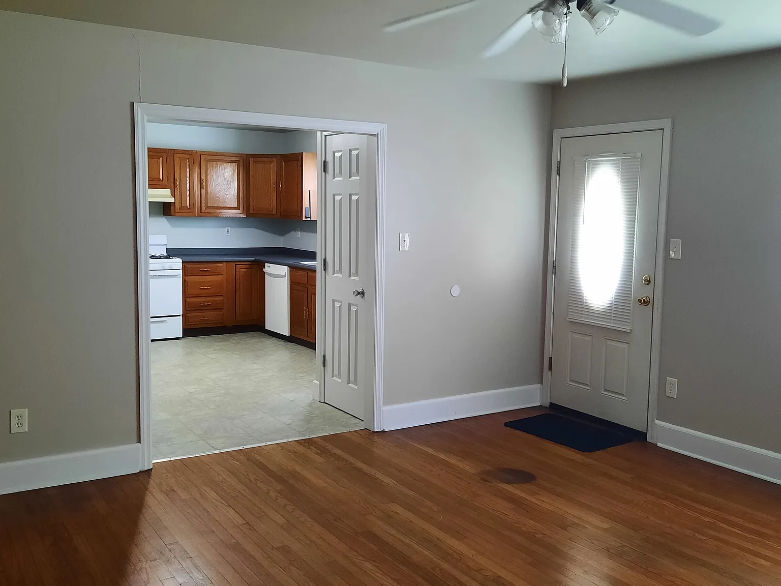 2 bed, 968 sqft, $1,700 — Photo 2