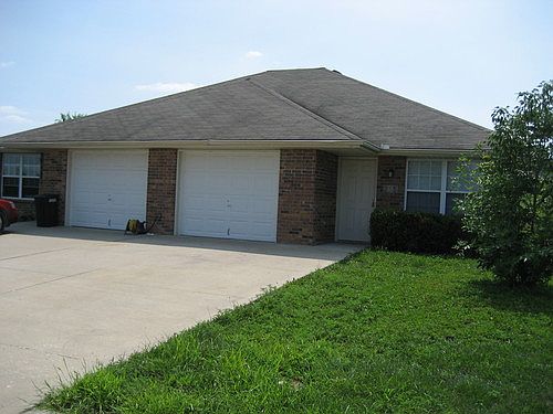 1st image of 215 NW Woodbury Dr