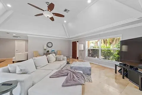 527 E Causeway Blvd — Photo 6