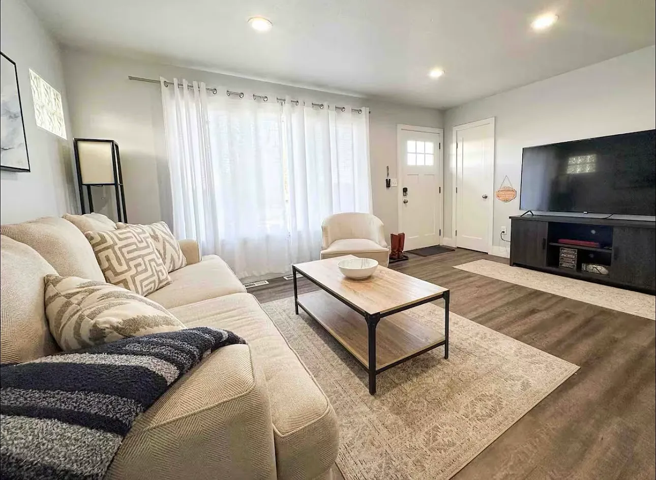 5 bed, 2300 sqft, $5,200 — Photo 4