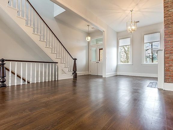 4th image of 39.5 Waverly St
