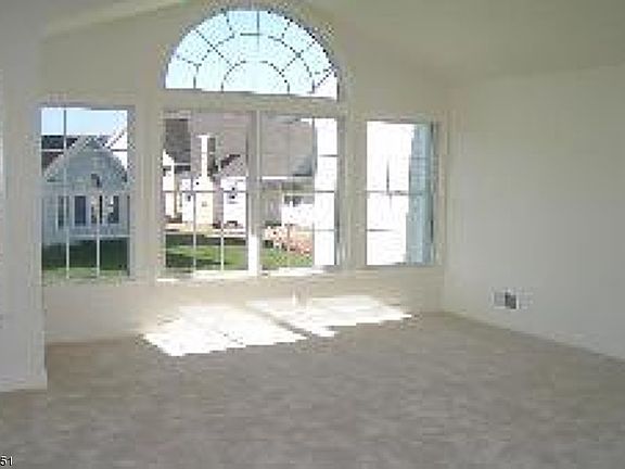 5th image of 35 Briar Ct