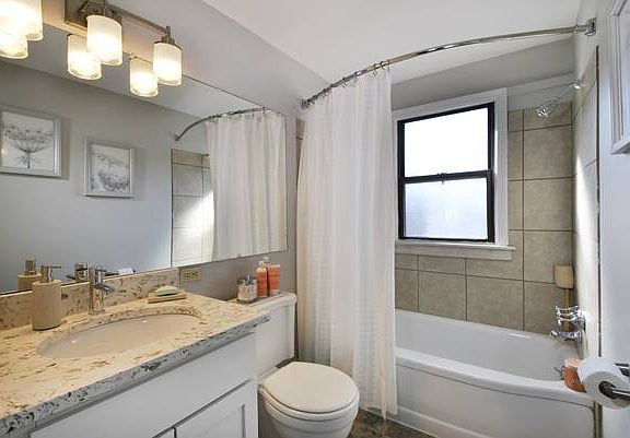 4th image of 1752 Roslyn Rd