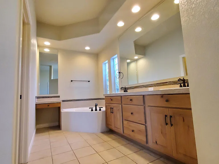 1828 E Serchio Ct — Photo 16
